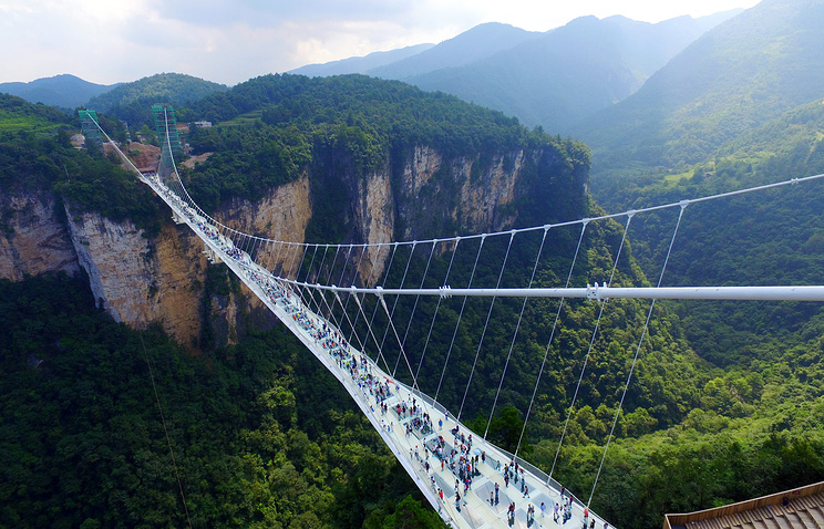 В Китае открыли самый длинный и высокий стеклянный мост в мире 