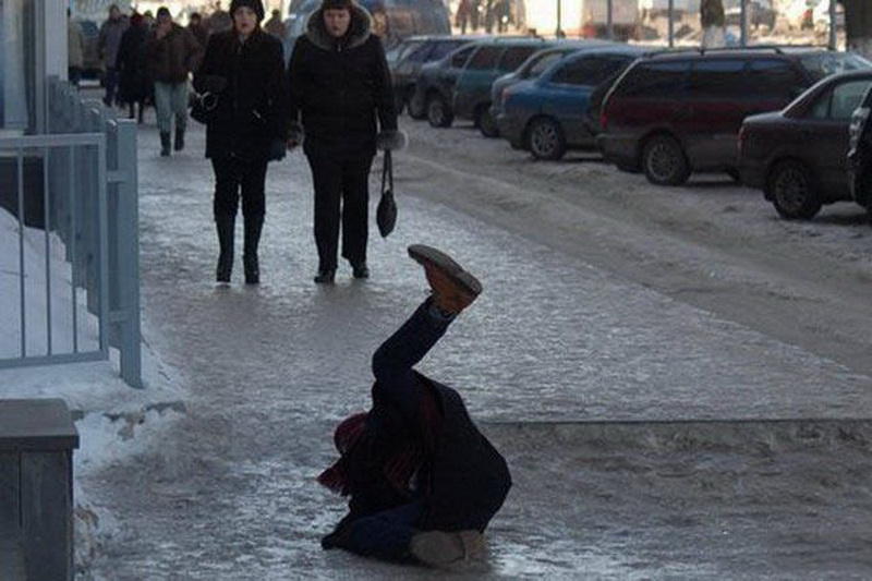 Мэрия Ухты объяснила, почему дорожники не могут убрать лед с тротуаров