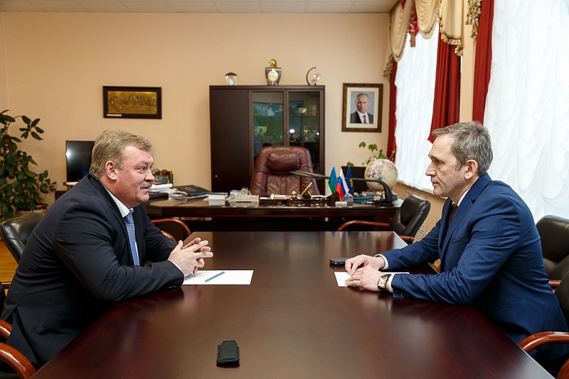 Сергей Гапликов пожелал новому ректору УГТУ Руслану Агинею успехов в развитии вуза Сергей Гапликов пожелал новому ректору УГТУ Руслану Агинею успехов в развитии вуза