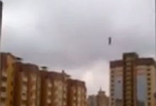 В Воронеже мужчина прошел по тросу, натянутому между высотками