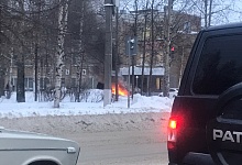 В Ухте горящий автомобиль потушили снегом
