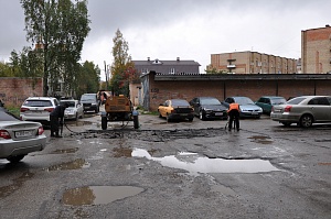 В Ухте кладут асфальт в дождь