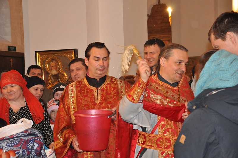 Православные верующие встречают главный праздник - Светлое Христово Воскресение - Пасху Православные верующие встречают главный праздник - Светлое Христово Воскресение - Пасху