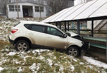В Ухте на территории психоневрологического интерната женщина за рулем авто протаранила беседку