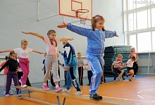 Ученые: Уроки физкультуры помогают детям поумнеть