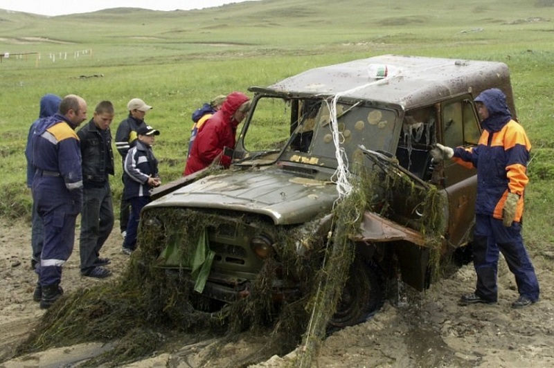 Водолазы подняли со дна Байкала 92 автомобиля и самолет