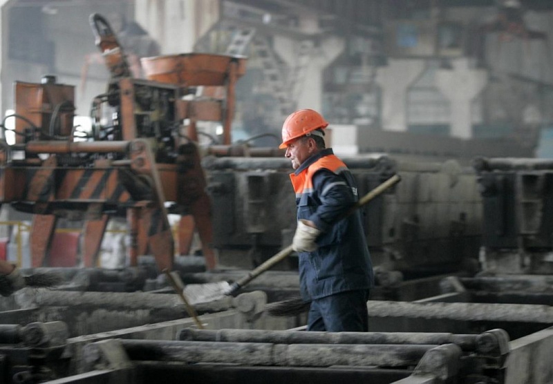 Чаще других с вредными условиями труда в Коми сталкиваются шахтеры и бумажники