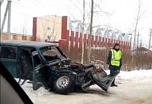 В Ухте на Бельгопском шоссе столкнулись КамАЗ и ВАЗ
