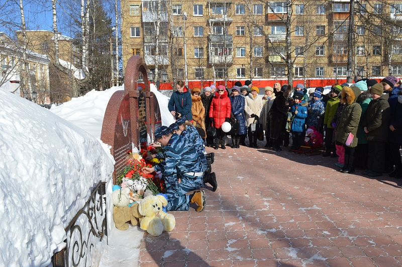 В Ухте почтили память жертв трагедии в Кемерове В Ухте почтили память жертв трагедии в Кемерове