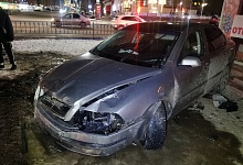 В центре Ухты женщина на иномарке протаранила перила и вылетела на тротуар