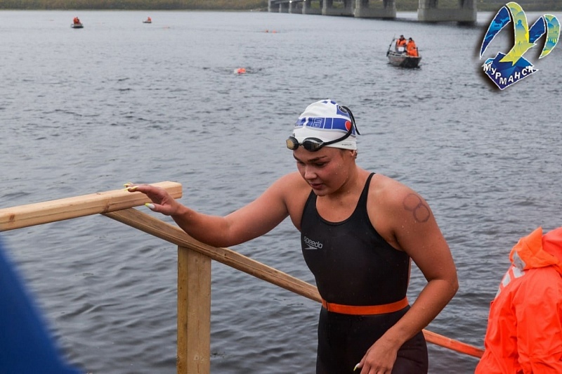 Воркутинка Елена Булохова установила новый рекорд заплыва через Кольский залив