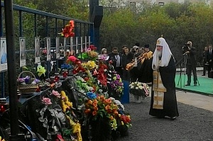 В Воркуте заложили камень в основание Спасского кафедрального собора В Воркуте заложили камень в основание Спасского кафедрального собора