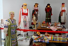 В ДК Ухты впервые открылась выставка национальных костюмов