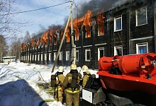 Жителям горящего под Ухтой дома помогут с расселением