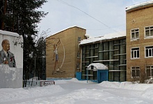 В Ухте глыба снега травмировала женщину