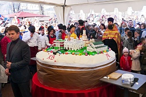 В Якутии испекли Царь-кулич весом более 400 кг! В Якутии испекли Царь-кулич весом более 400 кг!