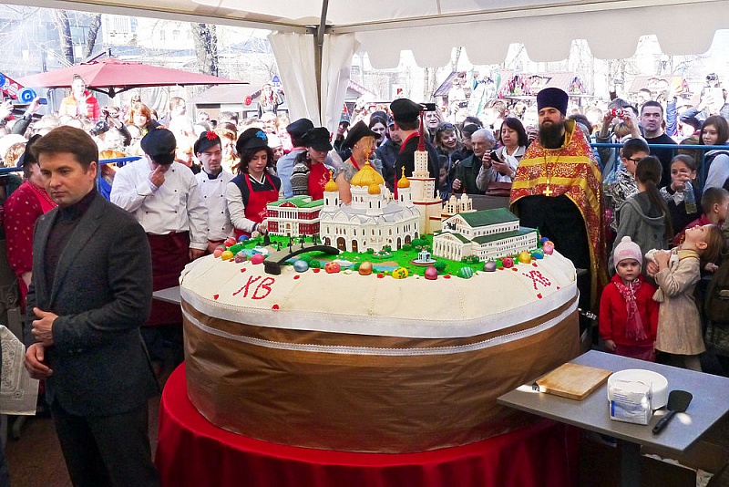 В Якутии испекли Царь-кулич весом более 400 кг! В Якутии испекли Царь-кулич весом более 400 кг!