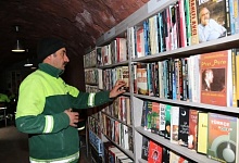 Мусорщики открыли библиотеку из выброшенных книг