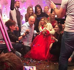 Певица из Ухты Юля Самойлова и Гоша Куценко записали новогодний клип