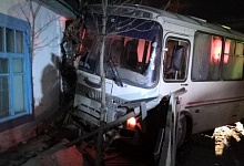 В Ухте автобус после ДТП въехал во двор частного дома