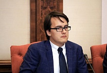 Труппе Александринского театра в Петербурге представили нового директора Сергея Емельянова
