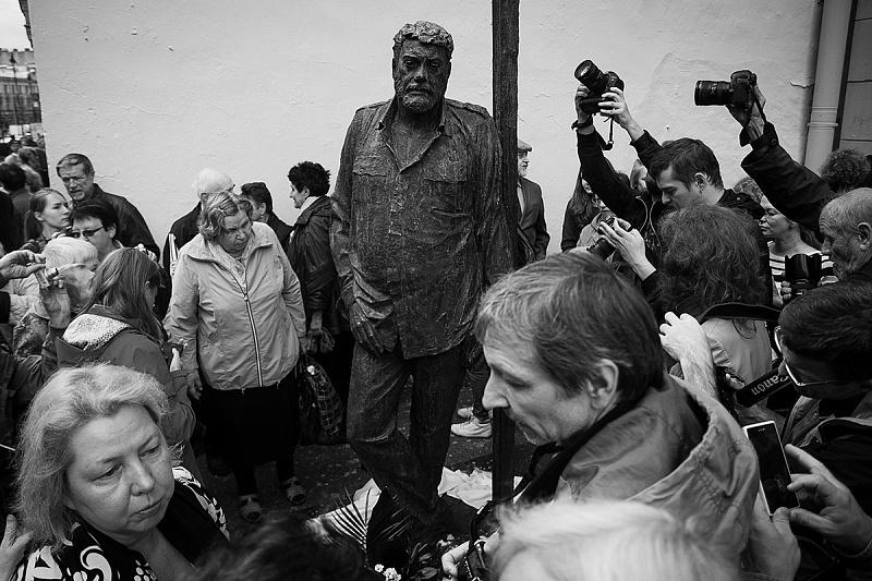 В Санкт-Петербурге появился памятник Сергею Довлатову В Санкт-Петербурге появился памятник Сергею Довлатову
