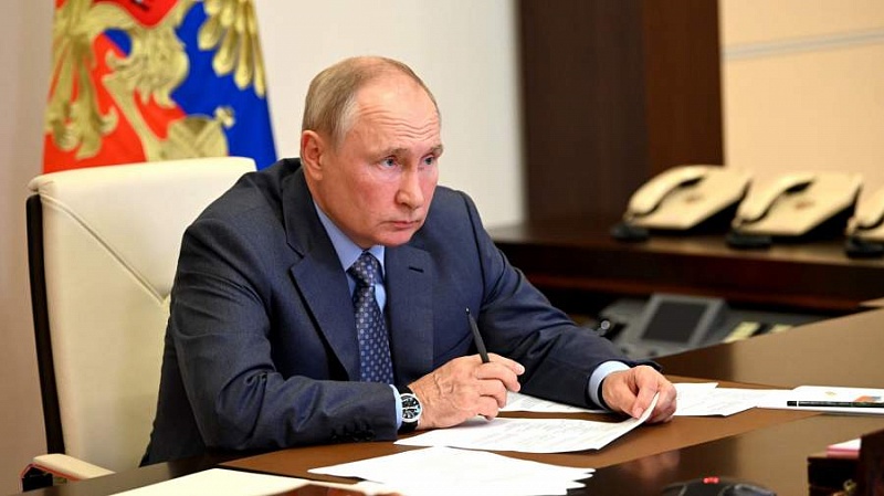 Путин подписал указы о единовременной выплате военным и правоохранителям Путин подписал указы о единовременной выплате военным и правоохранителям